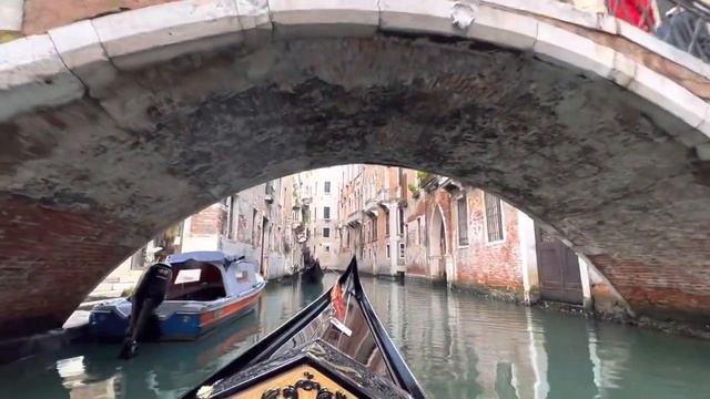 Singer and accordion player serenade guests on a gondola ride through Venice canal in April of 2023 смотреть онлайн