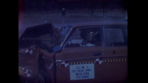 Volvo 244DL | 1975 | Frontal Crash Test
