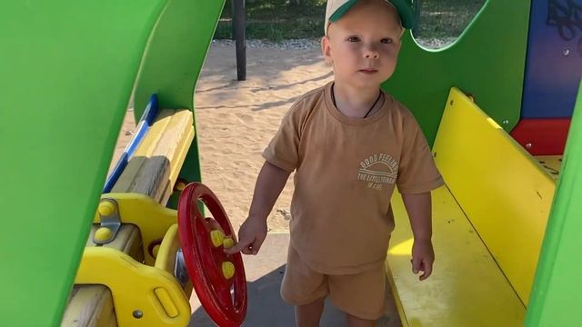 Ребёнок упал с дивана / Гуляем на новой площадке / Готовлю супчик ребёнку /