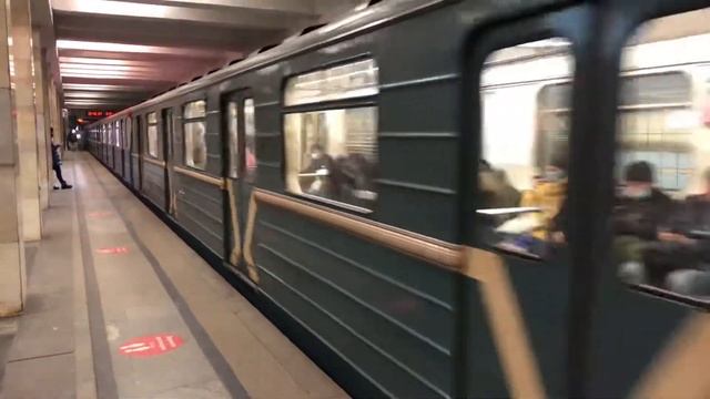 81-717/714.5М и 81-714.5М Перекраска Московский транспорт На станции Проспект Вернадского смотреть онлайн
