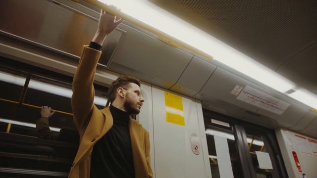 Девушка в шарфе (автор - Алексей Белих; озвучивание - Серёжа Мельник) смотреть онлайн