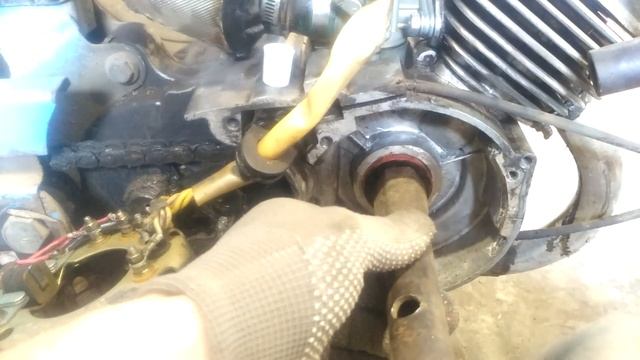 Меняю сальник на мопеде Карпаты подсоса воздуха нет