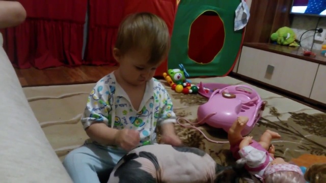 девчушка специально плачет, чтобы кошка прибегала успокаивать её. смотреть онлайн