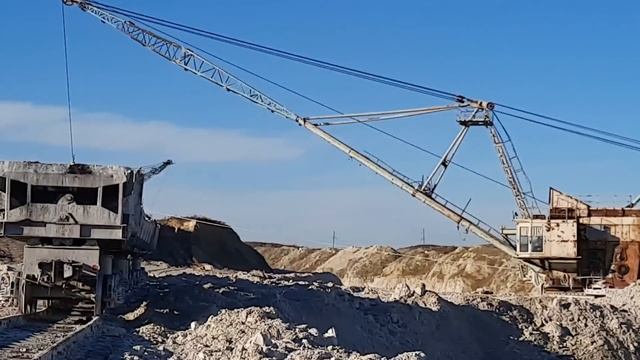 Железная дорога и шагающий экскаватор на меловом карьере / Поезда и огромные экскаваторы смотреть онлайн
