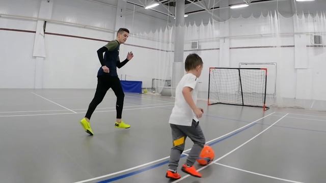 3 ПРОСТЫХ ФИНТА ДЛЯ ДЕТЕЙ ОБУЧЕНИЕ | ФУТБОЛ смотреть онлайн