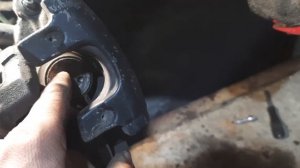 Задний супорт мазда. замена колодок. почему клинят супорта