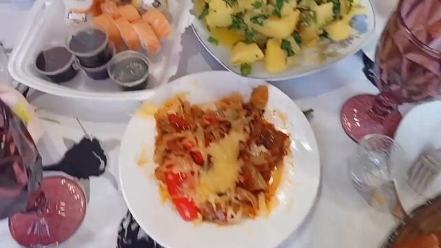 VLOG Шашлык традиционный /Мукбанг/ Самокаты/Дети / Друзей и денег не бывает много/Поем в Караоке.. смотреть онлайн