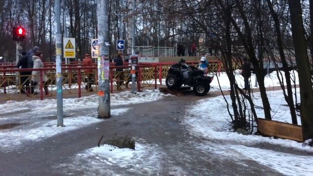 На квадроцикле по пешеходному смотреть онлайн
