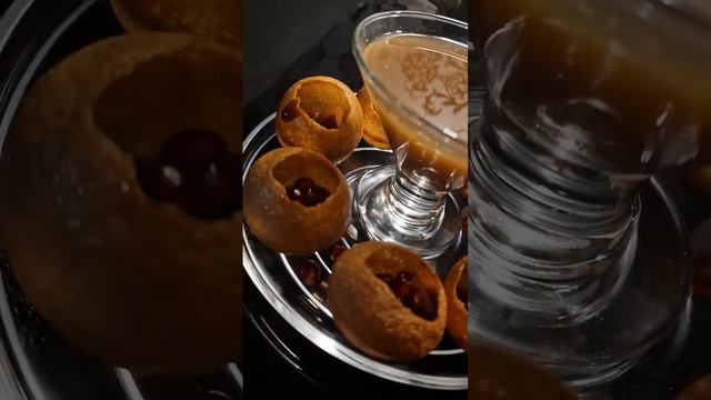 ..gol gappe..cup chickpeas, onien, imli, pomegranate, tamarind and water with species..Goll Gappe.. смотреть онлайн