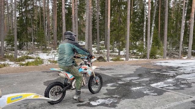 По льду на Эндуро / Сломал ручку сцепления смотреть онлайн