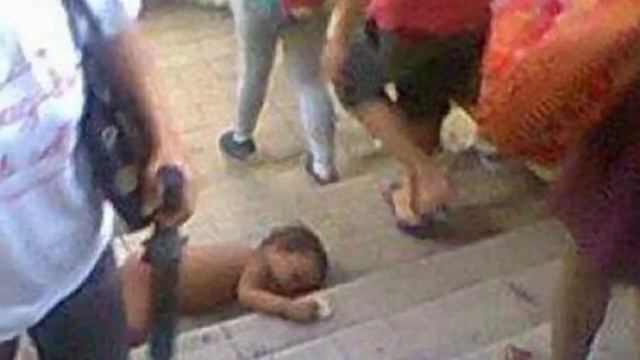 Малыш лежит на лестнице, а они все обходят его, как вода мимо камня смотреть онлайн