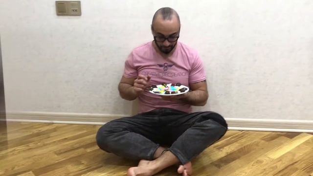 Папа не хочет делится шоколадом. Убирай игрушки и получишь шоколад смотреть онлайн
