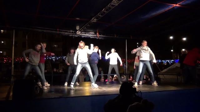 Новогодний флешмоб на площади. 8 школа. смотреть онлайн