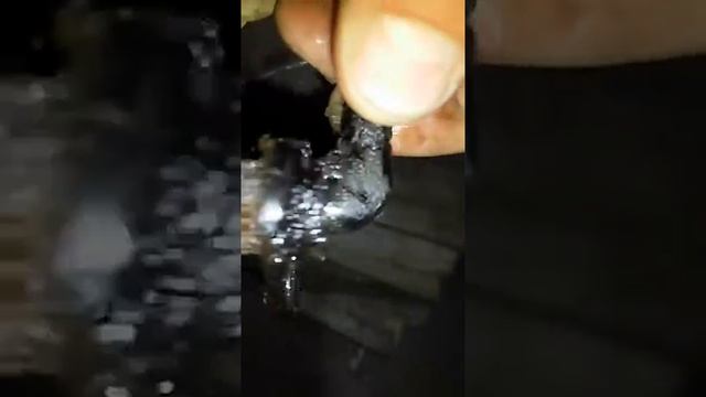 Вытащил датчик абс ABS. Зачистил отверстие и смазал смотреть онлайн