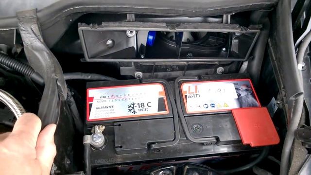 Mercedes CLC 180 Petrol 2009 Battery and Pollen Filter Replacement смотреть онлайн