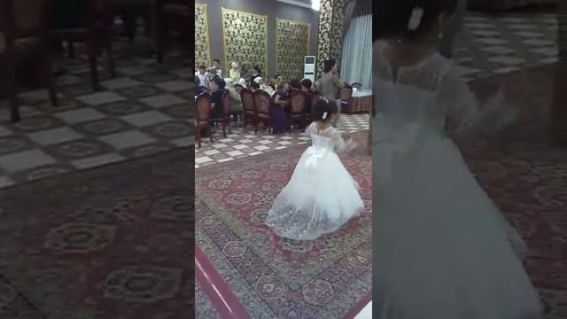 Первый танец на свадьбе, 6- летной девочки, стоит посмотреть! смотреть онлайн