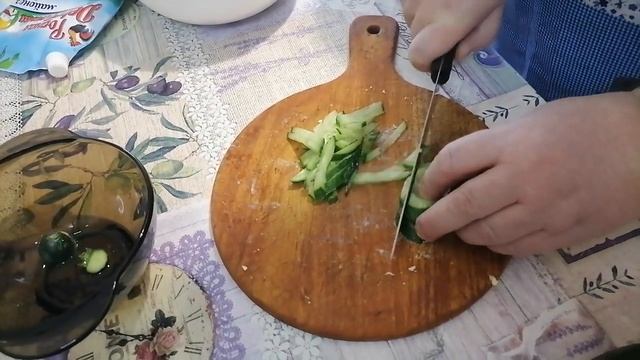 Салат с кириешками и колбасой смотреть онлайн
