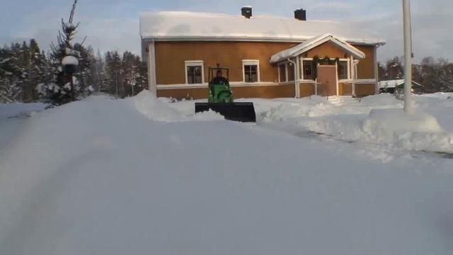 Уборка снега ковшом. Минитрактор убирает снег смотреть онлайн