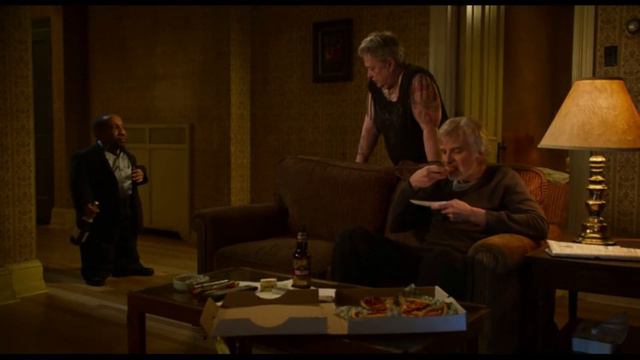 Эй, гном, ты готов сегодня присунуть этой телке? Плохой Санта 2 (Bad Santa 2). смотреть онлайн