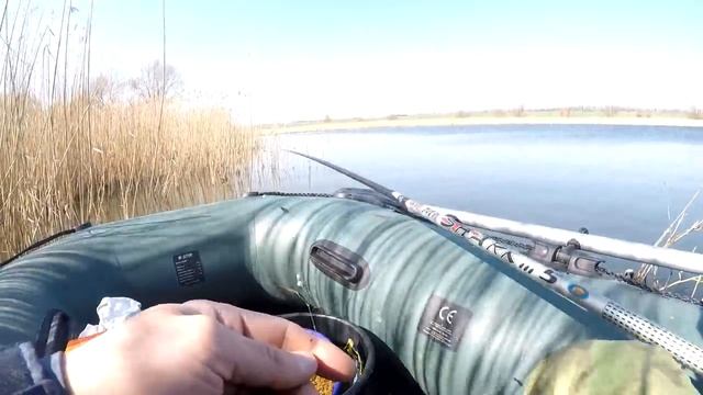 Сказочная Рыбалка на Деликатную Поплавочную Оснастку с лодки в камыше! смотреть онлайн