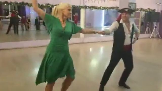 Шуточный новогодний танец.