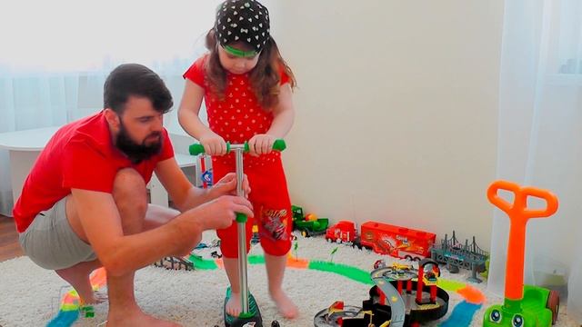 Распаковываем новый Самокат (0+) - детский канал Давид и Игрушки смотреть онлайн