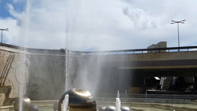Фонтан возле Национального дворца культуры, София, Болгария смотреть онлайн