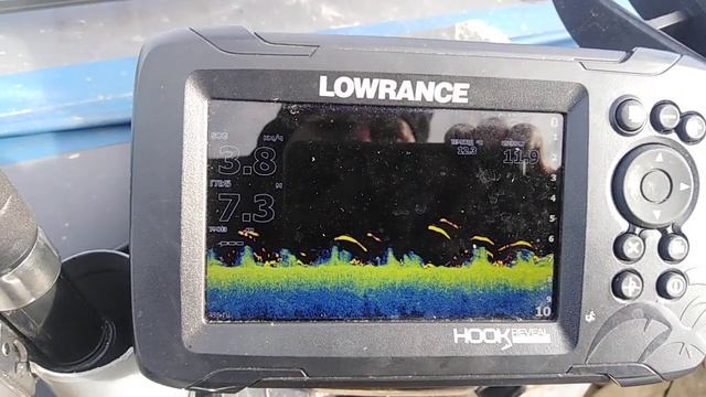 эхолот Lowrance Hook Reveal 5 HDI на воде