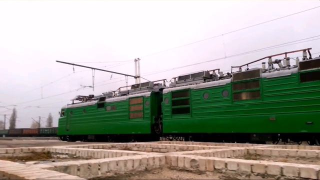 ВЛ82м-054 с пригородным поездом Купянск - Харьков смотреть онлайн