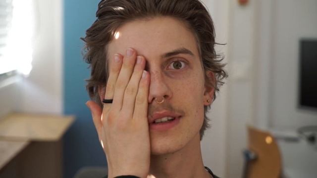 Человек который умеет сужать и расширять зрачок когда хочет?