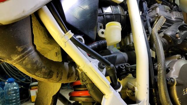 прокачка заднего тормоза HONDA XLR 250 BAJA смотреть онлайн