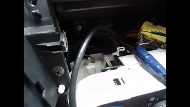 Печка дует горячим , треск в динамиках - устраняем.