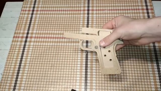 Пистолет Кольт 1911 из дерева смотреть онлайн