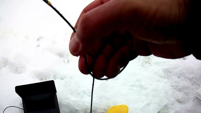 Рыбалка на безмотылку. Огромная стая в коряжнике. Ловля плотвы в глухозимье смотреть онлайн