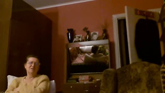 Ты ж меня пидманула// мама поет караоке смотреть онлайн