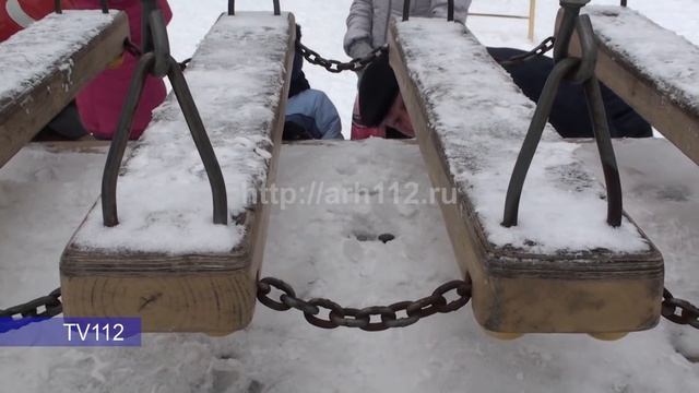 У девочки застряла голова в конструкциях горки смотреть онлайн