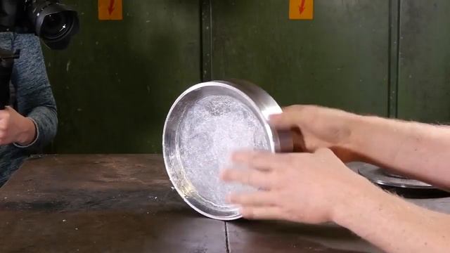 Изготовление сковородки из алюминиевой фольги с гидравлическим прессом смотреть онлайн