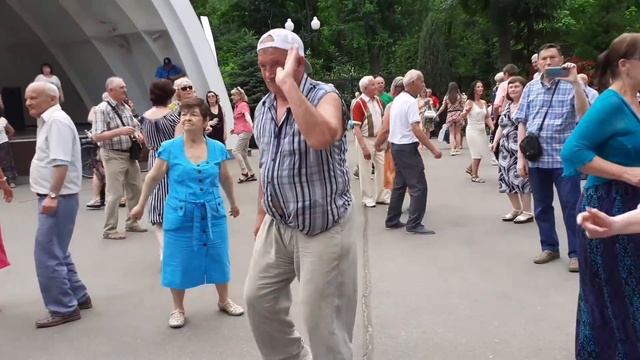 ТЫ СМУГЛЯНКА-МОЛДОВАНОЧКА!???/ТАНЦЫ В ПАРКЕ ГОРЬКОГО ХАРЬКОВ ИЮНЬ 2021 смотреть онлайн