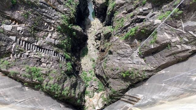 Bungee Jump at Verzasca Dam like James Bond 007 Goldeneye смотреть онлайн