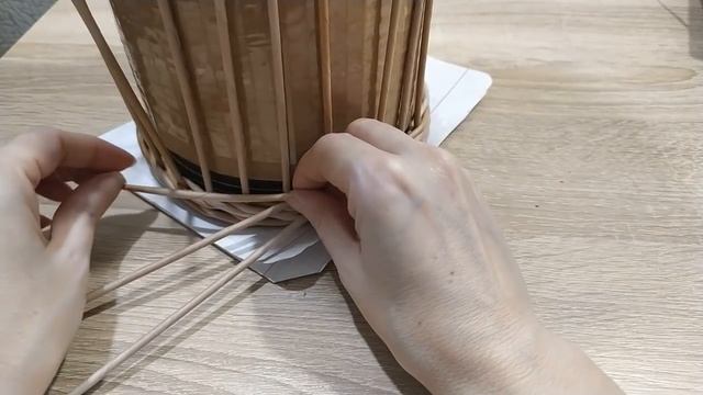 Плетем подставку под бумажные полотенца из газетных трубочек