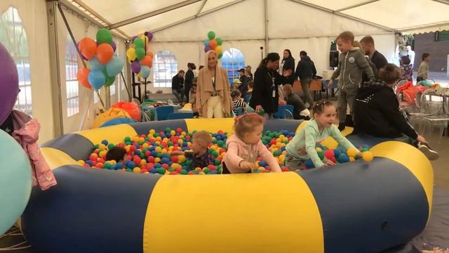 Сухой бассейн на 8000 шаров в аренду смотреть онлайн