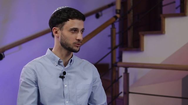 Обязательно ли мужчинам постоянно носить кипу? Можно ли женщине носить мужскую одежду?|СПРОСИ У РЕБ смотреть онлайн