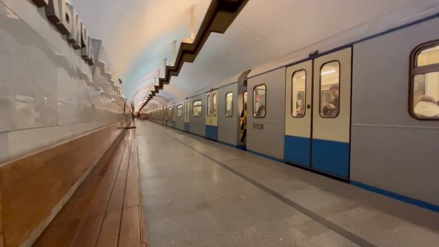 Электропоезд 81-760/761 «Ока» на станции «Площадь Ильича» смотреть онлайн