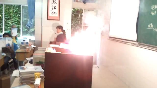 Amazing！chemical Experiment  Of Al+Fe2O3 In Class，fun