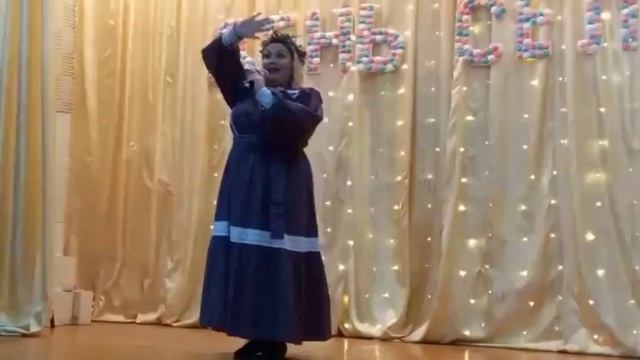 Весёлая девушка зажигает в сельском клубе! смотреть онлайн