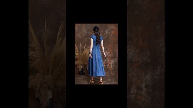 Джинсовое платье с вышивкой.