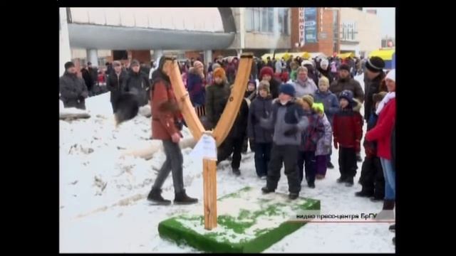 Сошлись стенка на стенку и отведали блинов Как братчане отмечают Масленицу смотреть онлайн