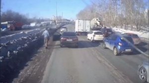 Как дальнобойщики наказывают учителей и обочечников на дорогах.