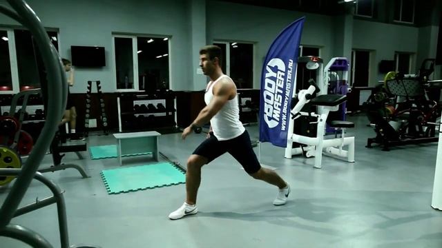 bodymaster : Растяжка мышц нижней части спины с выпадом и разворотом корпуса смотреть онлайн