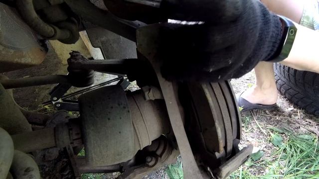 Нива шевроле, работаем молотком! Обломался шплинт оси нижнего прижимного рычага. смотреть онлайн